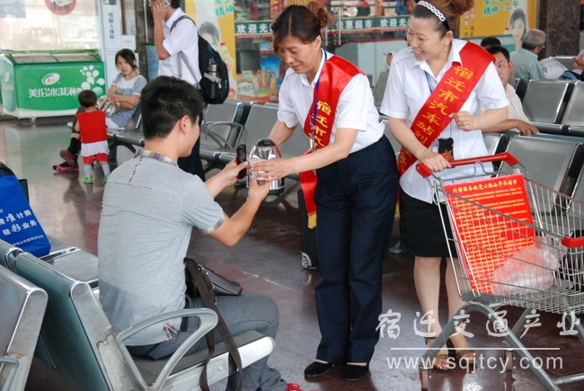 宿迁刘静服务组服务旅客.JPG